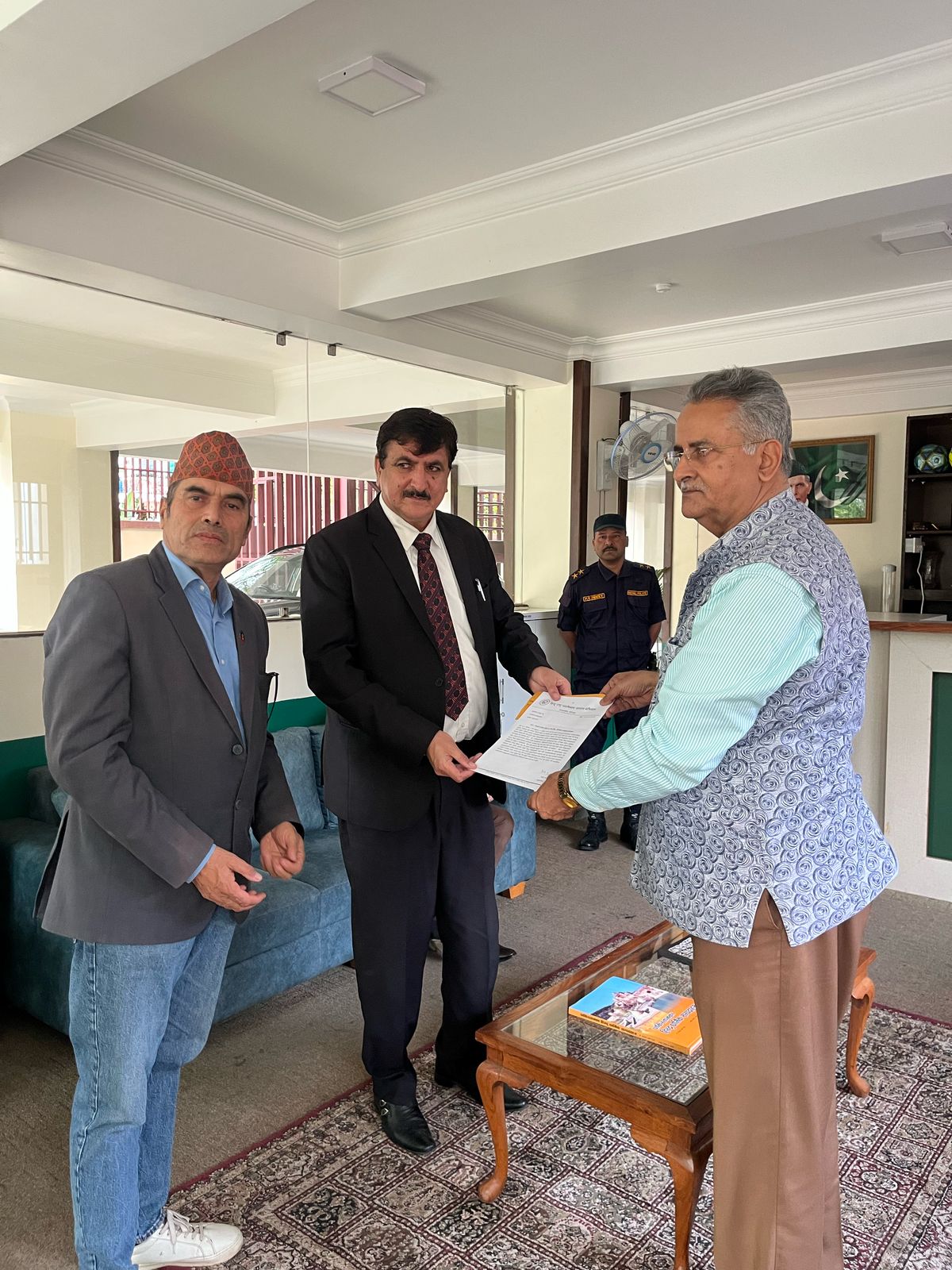 पाकिस्तानी दूतावास के अधिकारियों को ज्ञापन पत्र देते पाकिस्तानी दूतावास के अधिकारियों को ज्ञापन पत्र देते