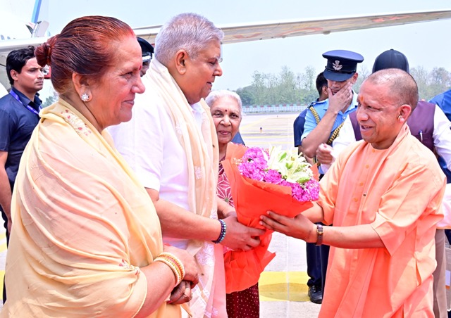 उपराष्ट्रपति जगदीप धनखड़ का स्वागत करते मुख्यमंत्री योगी आदित्यनाथ उपराष्ट्रपति जगदीप धनखड़ का स्वागत करते मुख्यमंत्री योगी आदित्यनाथ
