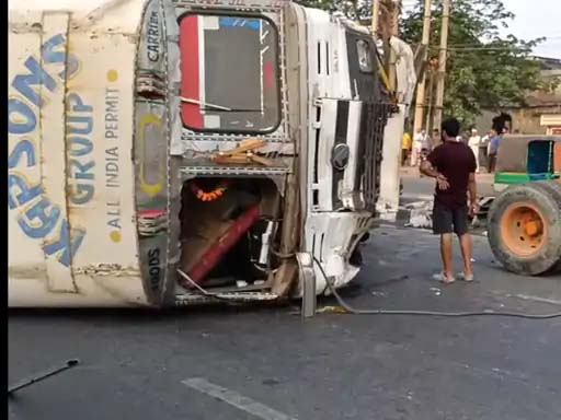 फरीदाबाद में मेट्रो स्टेशन के पास लेन तोड़ कर दूसरी तरफ पलटा ट्रक। फरीदाबाद में मेट्रो स्टेशन के पास लेन तोड़ कर दूसरी तरफ पलटा ट्रक।
