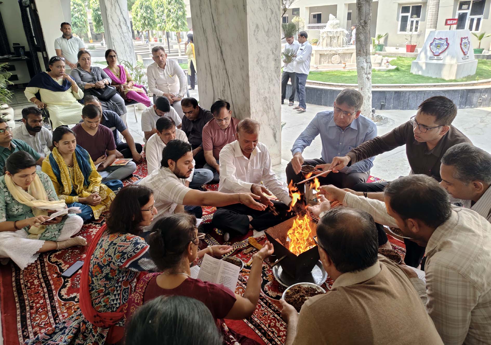 दयानंद कॉलेज में हवन करते समिति पदाधिकारी। दयानंद कॉलेज में हवन करते समिति पदाधिकारी।