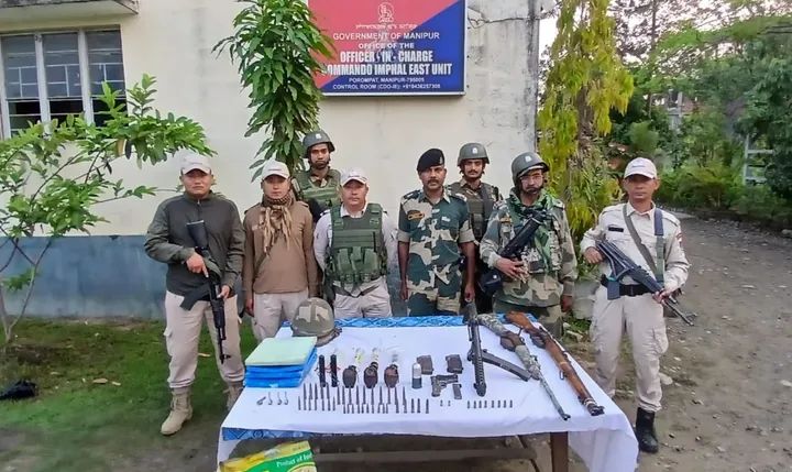 मणिपुर में बरामद हथियार और विस्फोटकों की तस्वीर। मणिपुर में बरामद हथियार और विस्फोटकों की तस्वीर।