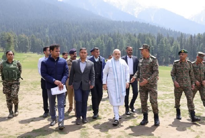 केंद्रीय गृहमंत्री अमित शाह सूचना मिलते ही सबसे पहले श्रीनगर पहुंचे। अगले दिन पहलगाम पहुंचकर सैन्य अधिकारियों से बातचीत की। केंद्रीय गृहमंत्री अमित शाह सूचना मिलते ही सबसे पहले श्रीनगर पहुंचे। अगले दिन पहलगाम पहुंचकर सैन्य अधिकारियों से बातचीत की।