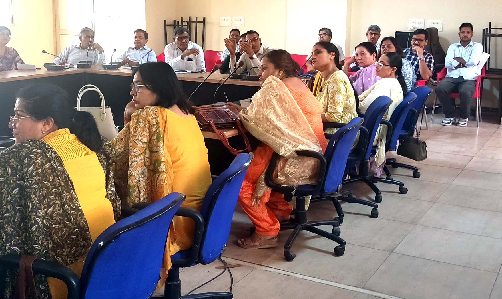 बैठक में भाग लेते प्राध्यापक। बैठक में भाग लेते प्राध्यापक।