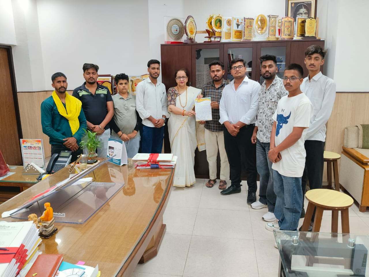 रजिस्ट्रार को ज्ञापन सौंपते हुए। रजिस्ट्रार को ज्ञापन सौंपते हुए।