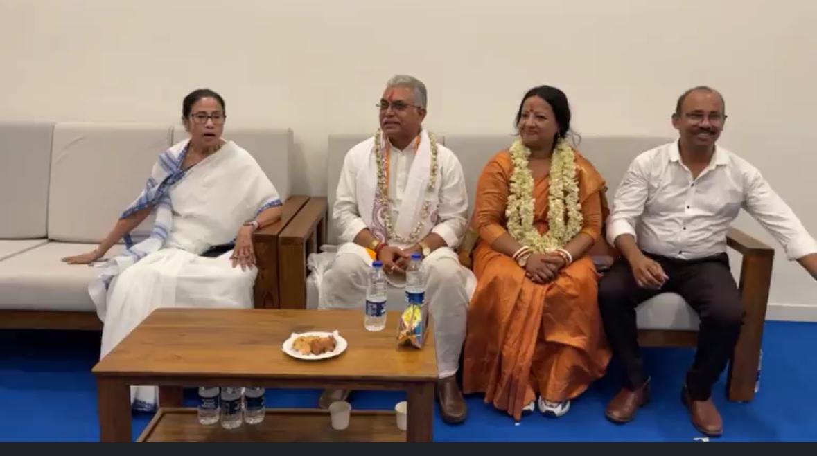 ममता बनर्जी के साथ दिलीप घोष ममता बनर्जी के साथ दिलीप घोष