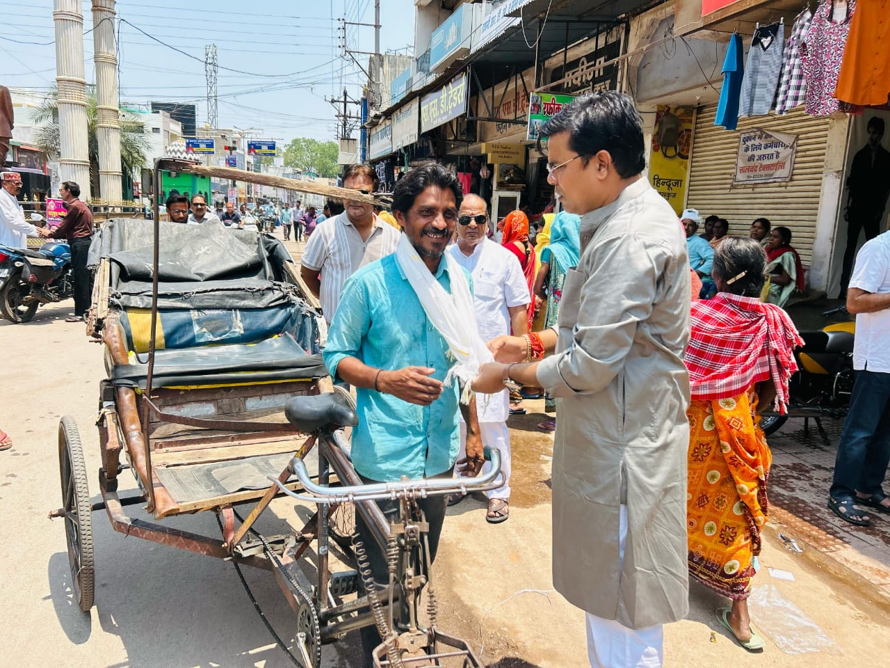 मजदूरों को सम्मानित करते हुए कांग्रेसी। मजदूरों को सम्मानित करते हुए कांग्रेसी।