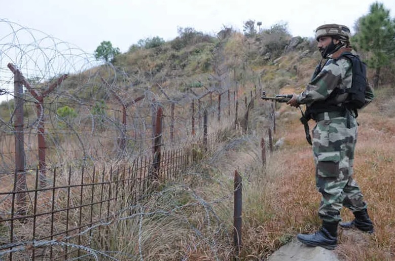 नियंत्रण रेखा के पास चौकसी बढ़ा दी गई है। फोटो-फाइल नियंत्रण रेखा के पास चौकसी बढ़ा दी गई है। फोटो-फाइल