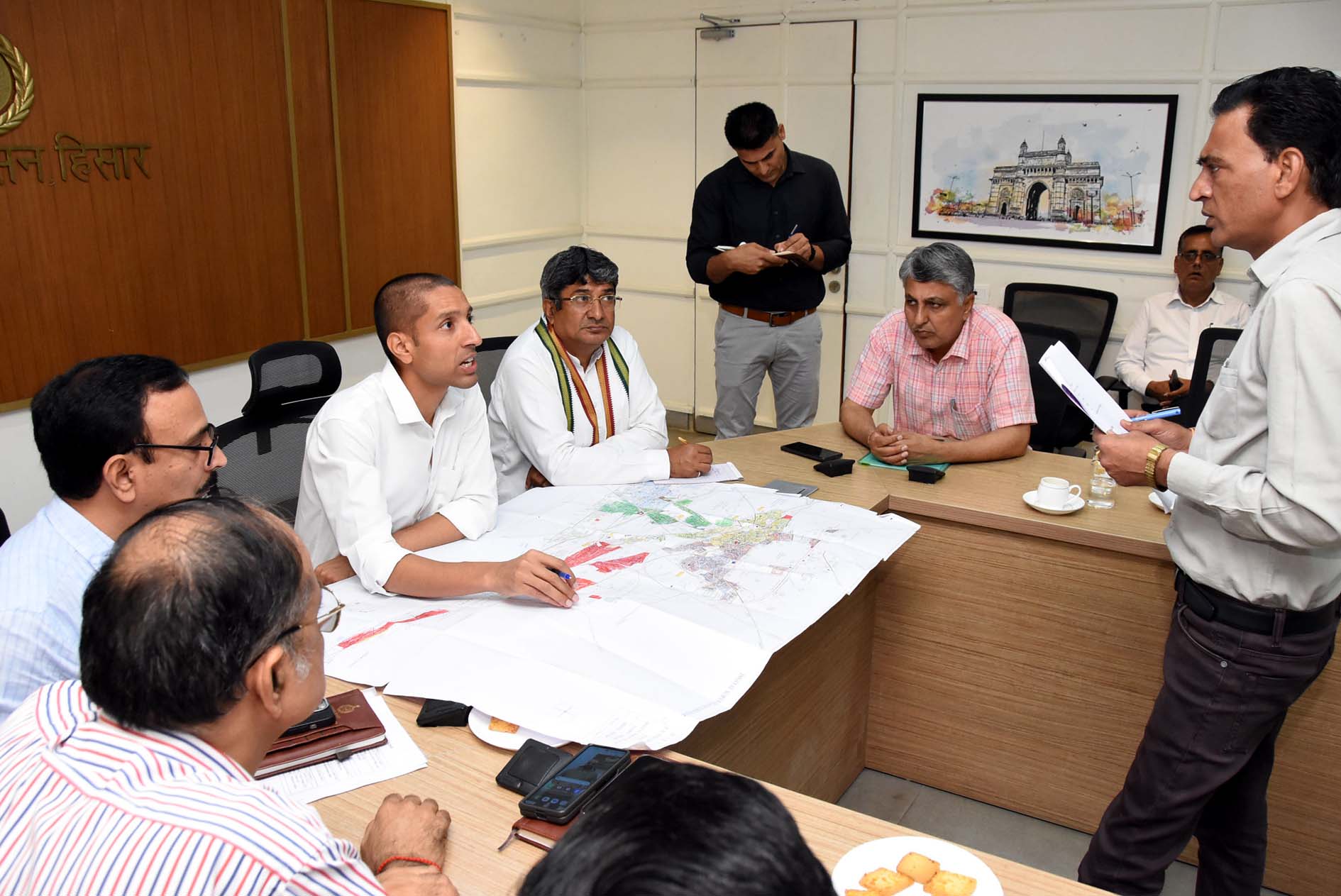 बैठक में अधिकारियों को पेयजल आपूर्ति संबंधी निर्देश देते मेयर प्रवीण पोपली एवं उपायुक्त अनीश यादव। बैठक में अधिकारियों को पेयजल आपूर्ति संबंधी निर्देश देते मेयर प्रवीण पोपली एवं उपायुक्त अनीश यादव।