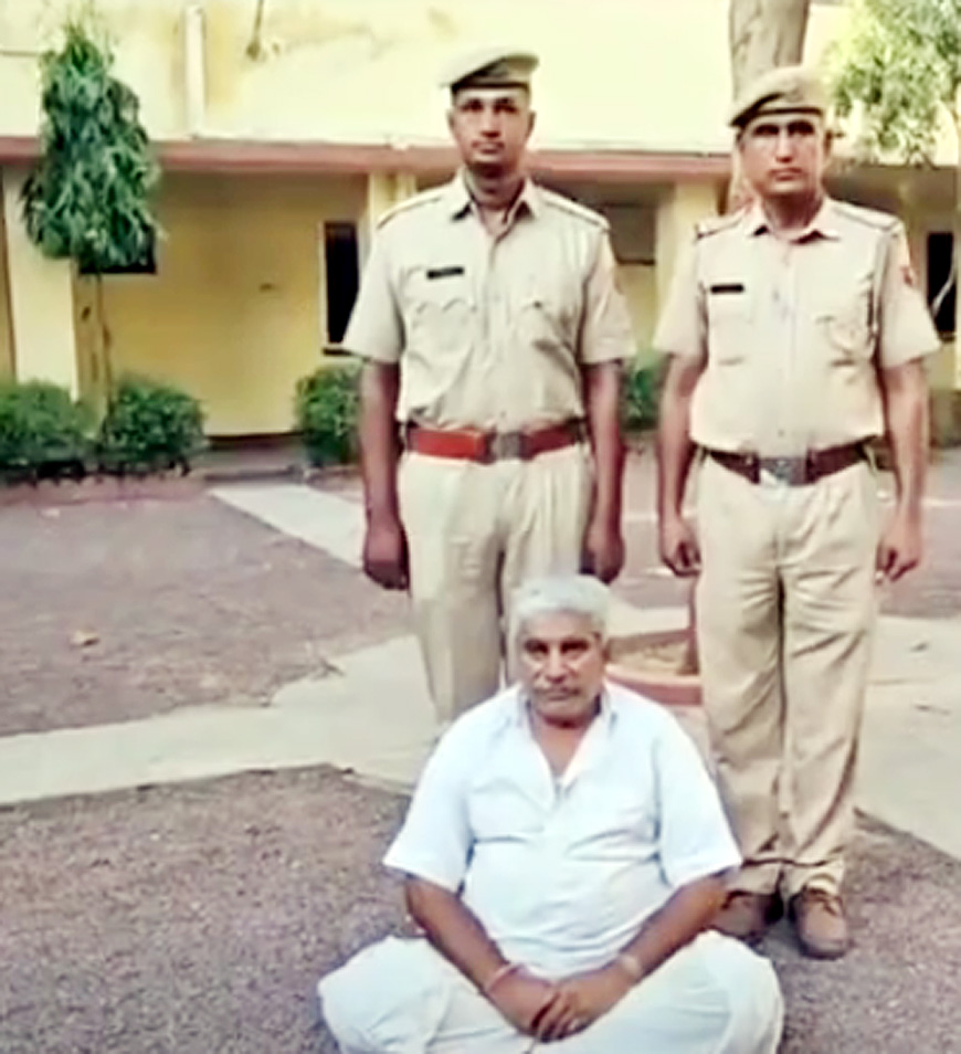 घर में अफीम का कारोबार चला रहे आराेपी तस्कर काे पुलिस ने पकड़ा घर में अफीम का कारोबार चला रहे आराेपी तस्कर काे पुलिस ने पकड़ा