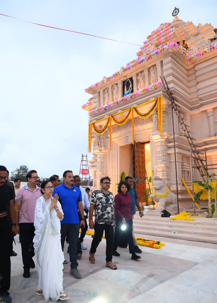मंदिर के उद्घाटन से पहले मुख्यमंत्री मंदिर के उद्घाटन से पहले मुख्यमंत्री