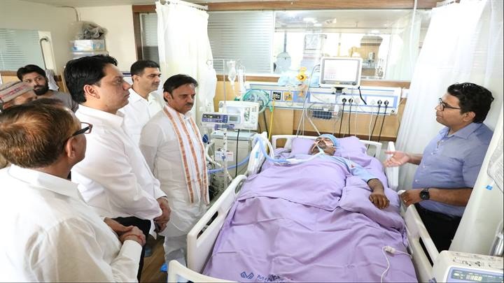 घायल पुलिसकर्मी के स्वास्थ्य की जानकारी ली घायल पुलिसकर्मी के स्वास्थ्य की जानकारी ली