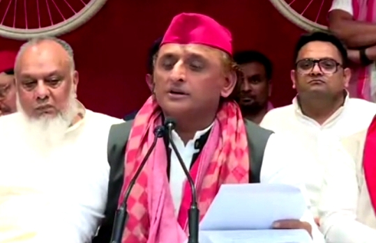 पत्रकारों से वार्ता करते हुए अखिलेश यादव (वीडियो से ली गयी फोटो) पत्रकारों से वार्ता करते हुए अखिलेश यादव (वीडियो से ली गयी फोटो)