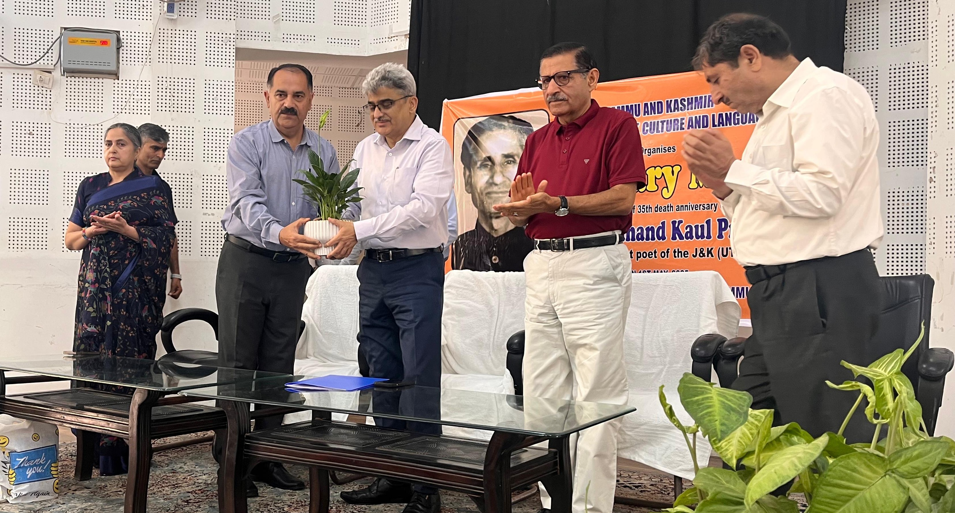 सर्वानंद कौल प्रेमी को उनकी 35वीं पुण्यतिथि पर साहित्यिक समागम के साथ श्रद्धांजलि दी सर्वानंद कौल प्रेमी को उनकी 35वीं पुण्यतिथि पर साहित्यिक समागम के साथ श्रद्धांजलि दी