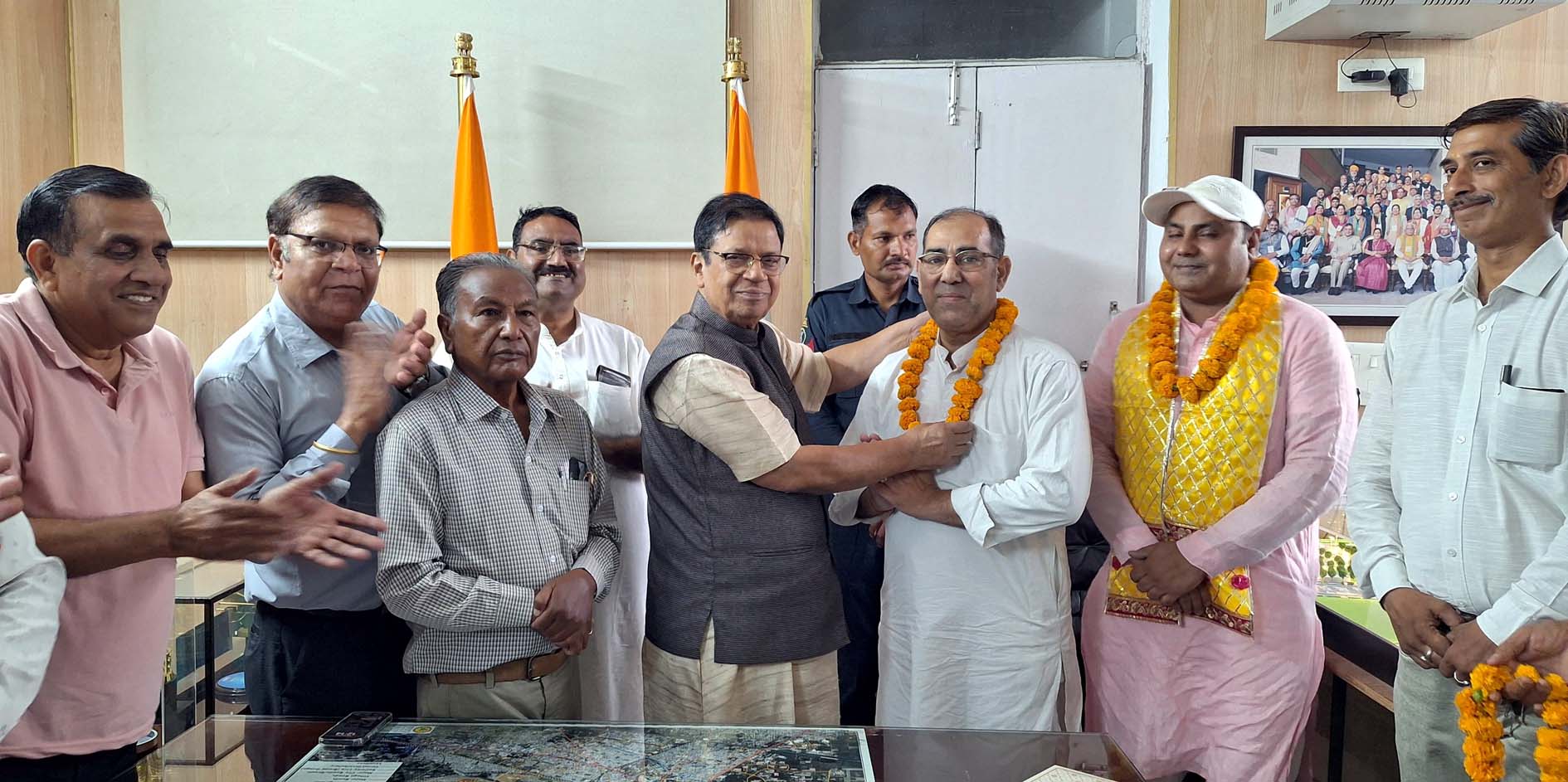 नवनियुक्त पदाधिकारियों का स्वागत करते पूर्व मंत्री डॉ. कमल गुप्ता। नवनियुक्त पदाधिकारियों का स्वागत करते पूर्व मंत्री डॉ. कमल गुप्ता।