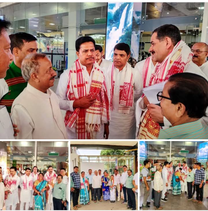 प्रदेश कांग्रेस अध्यक्ष भूपेन बोरा तथा अन्य गुवाहाटी हवाई अड्डे पर जितेंद्र सिंह का स्वागत करते हुए। प्रदेश कांग्रेस अध्यक्ष भूपेन बोरा तथा अन्य गुवाहाटी हवाई अड्डे पर जितेंद्र सिंह का स्वागत करते हुए।