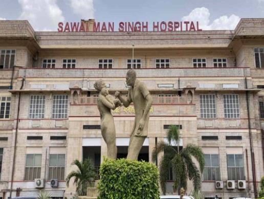 एसएमएस हॉस्पिटल में छत का हिस्सा गिरने से दो मरीज घायल एसएमएस हॉस्पिटल में छत का हिस्सा गिरने से दो मरीज घायल