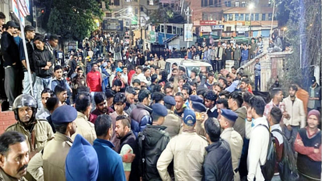 बालिका से दुष्कर्म की घटना के बाद नैनीताल में सड़कों पर उमड़े आक्रोशित लोग। बालिका से दुष्कर्म की घटना के बाद नैनीताल में सड़कों पर उमड़े आक्रोशित लोग।