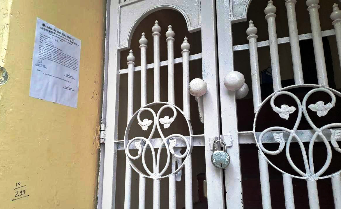 आरोपित के घर में नगर पालिका द्वारा चिपकाया गया चालान का प्रपत्र। आरोपित के घर में नगर पालिका द्वारा चिपकाया गया चालान का प्रपत्र।