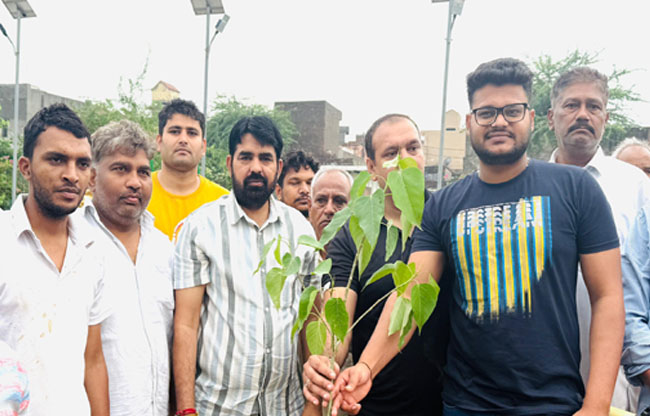 सोनीपत: पार्क में पौधे रोपित करते विधायक पवन खरखौदा व अन्य सोनीपत: पार्क में पौधे रोपित करते विधायक पवन खरखौदा व अन्य