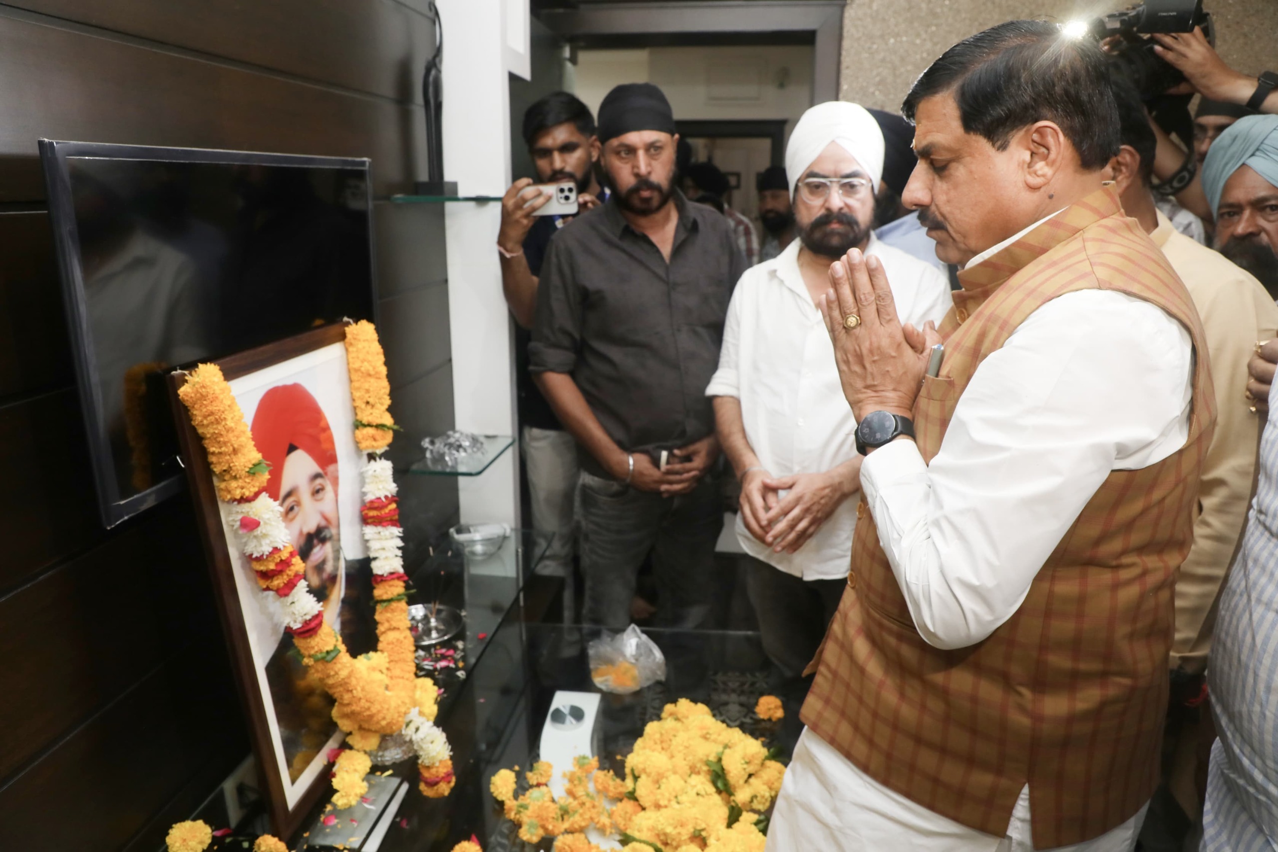मुख्यमंत्री ने निवास पहुंचकर जताया शोक मुख्यमंत्री ने निवास पहुंचकर जताया शोक