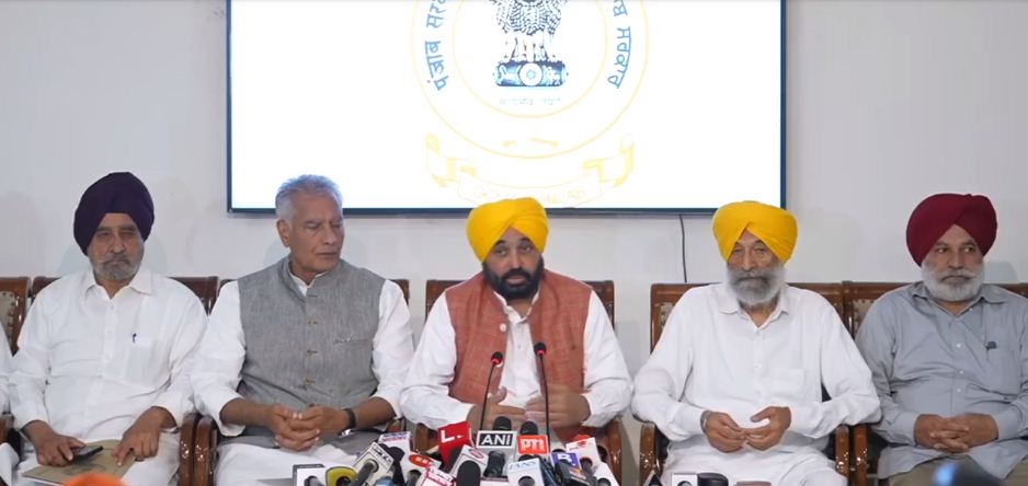 चंडीगढ़ में सर्वदलीय बैठक के बाद पत्रकाराें से बात करते मुख्यमंत्री व अन्य दलाें के नेता चंडीगढ़ में सर्वदलीय बैठक के बाद पत्रकाराें से बात करते मुख्यमंत्री व अन्य दलाें के नेता