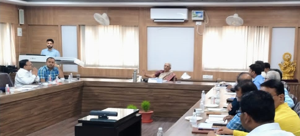 विश्वविद्यालय के नवीन परिसर में तालाब निर्माण एवं उसके सौर्दयीकरण के लिए विश्वविद्यालय स्तर प्रशासनिक स्वीकृति प्रदान किए जाने व ग्रामीण अभियंत्रण विभाग को शासकीय कार्यदायी एजेंसी के चयनित किए जाने से अवगत कराया गया। वही विश्वविद्यालय में 24 घंटे विद्युत आपूर्ति को लेकर राज्यपाल ने विश्वविद्यालय में स्वतंत्र फीडर की स्थापना की प्रगति भी जानी एवं उसे शीघ्र पूर्ण किए जाने के लिए संबंधित को निर्देशित किया। विश्वविद्यालय के नवीन परिसर में तालाब निर्माण एवं उसके सौर्दयीकरण के लिए विश्वविद्यालय स्तर प्रशासनिक स्वीकृति प्रदान किए जाने व ग्रामीण अभियंत्रण विभाग को शासकीय कार्यदायी एजेंसी के चयनित किए जाने से अवगत कराया गया। वही विश्वविद्यालय में 24 घंटे विद्युत आपूर्ति को लेकर राज्यपाल ने विश्वविद्यालय में स्वतंत्र फीडर की स्थापना की प्रगति भी जानी एवं उसे शीघ्र पूर्ण किए जाने के लिए संबंधित को निर्देशित किया।