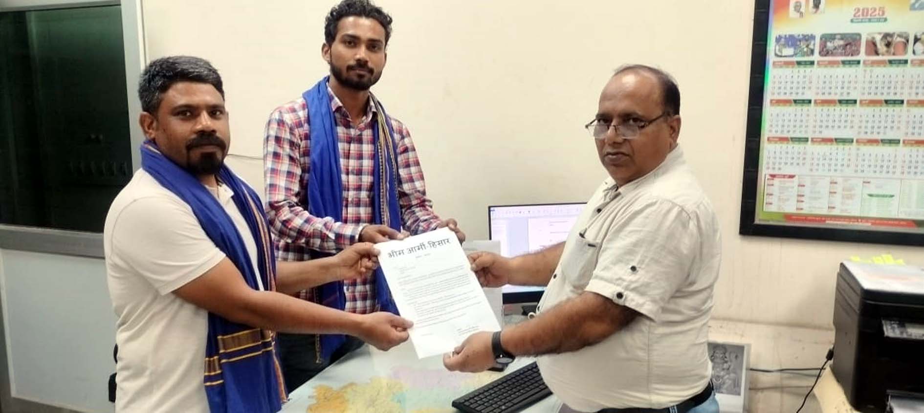 उपायुक्त कार्यालय में ज्ञापन सौंपते भीम आर्मी के नेता। उपायुक्त कार्यालय में ज्ञापन सौंपते भीम आर्मी के नेता।