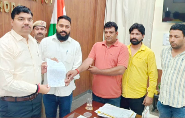 सोनीपत: एसडीएम को ज्ञापन सौंपते जिला पार्षद मनजीत सोनीपत: एसडीएम को ज्ञापन सौंपते जिला पार्षद मनजीत