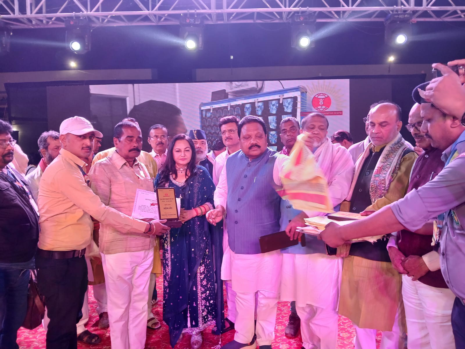 अररिया फोटो:पत्रकार के परिजन को सम्मानित करते अतिथि अररिया फोटो:पत्रकार के परिजन को सम्मानित करते अतिथि
