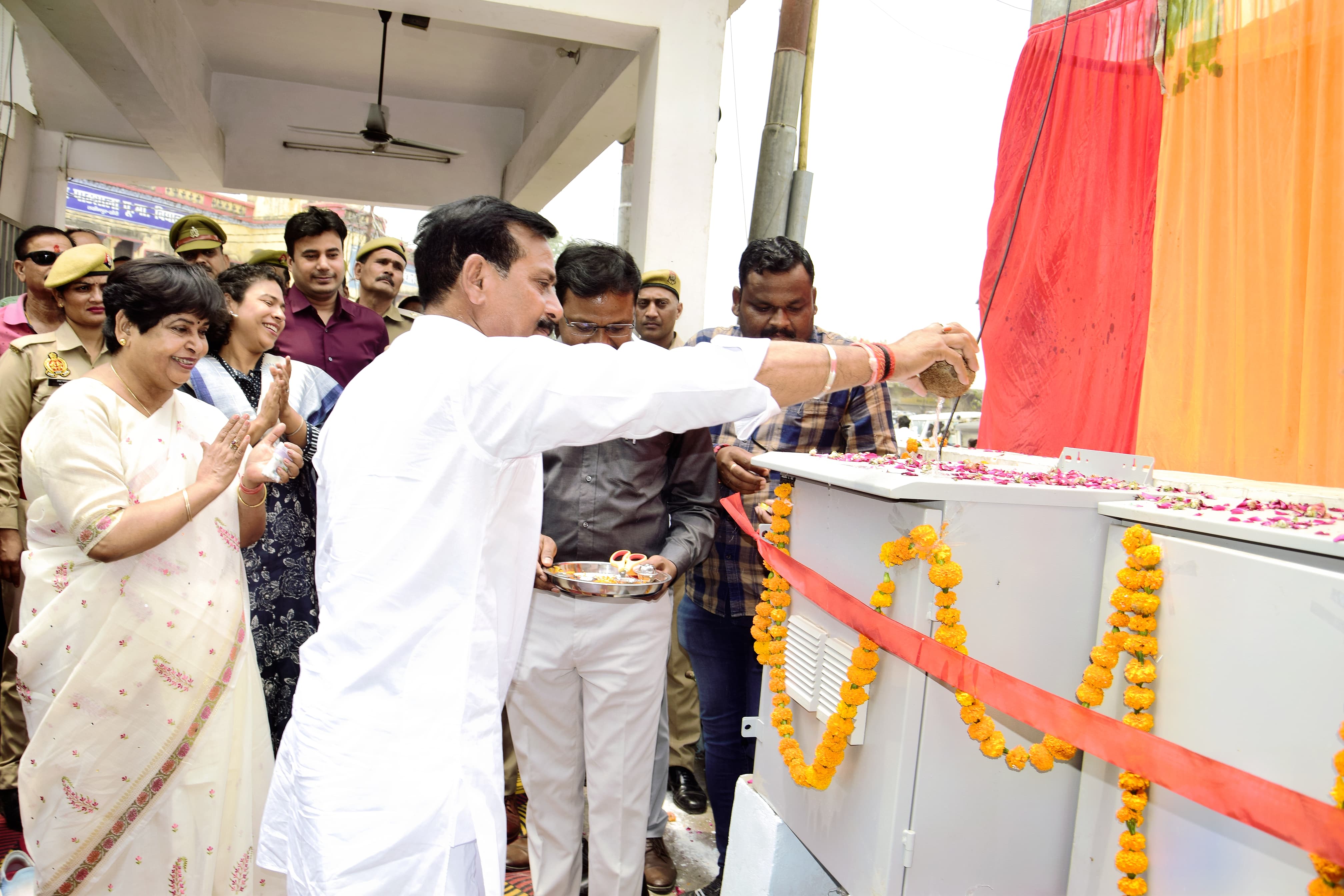 ट्रैफिक लाइट का शुभारंभ करते सदर विधायक योगेश वर्मा, नगर पालिका अध्यक्ष डॉ ईरा श्रीवास्तव डीएम दुर्गा शक्ति नागपाल एसपी संकल्प शर्मा