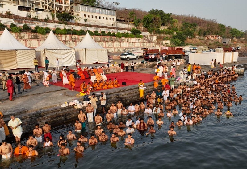 देश -विदेश के 500 युवाओं का नर्मदा तट पर हुआ दीक्षा संस्कार देश -विदेश के 500 युवाओं का नर्मदा तट पर हुआ दीक्षा संस्कार