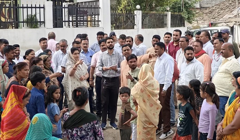 राज्यमंत्री कृष्णा गौर ने गोविंदपुरा की बस्तियों में भ्रमण कर सुनीं रहवासियों की समस्याएं राज्यमंत्री कृष्णा गौर ने गोविंदपुरा की बस्तियों में भ्रमण कर सुनीं रहवासियों की समस्याएं