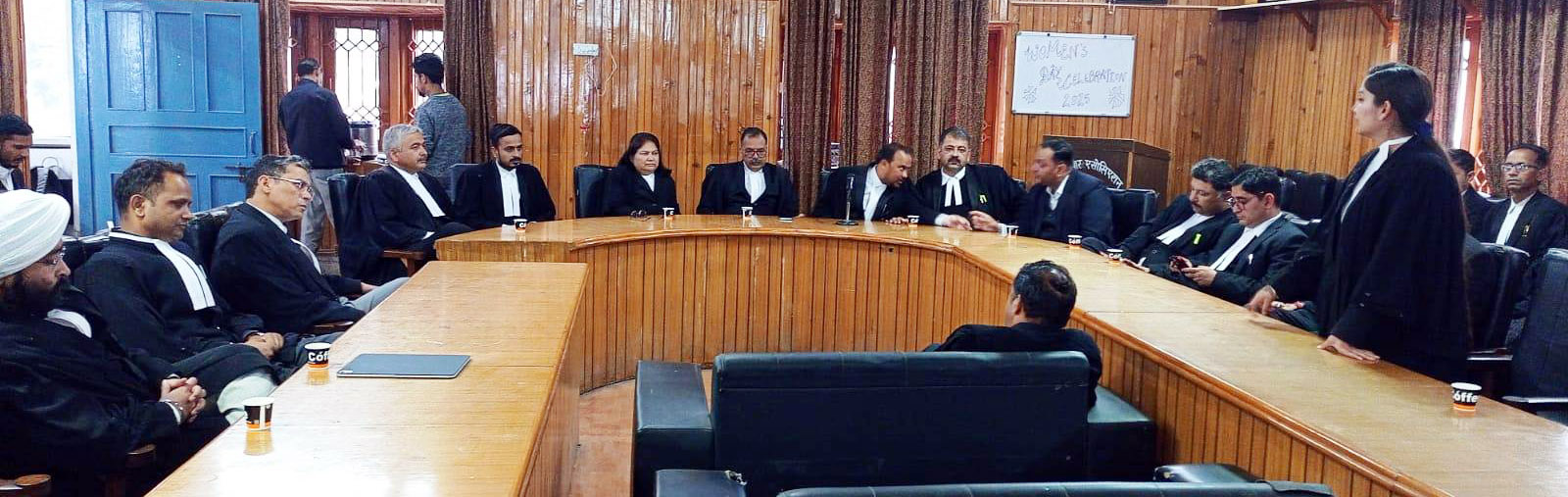 हाईकोर्ट बार एसोसिएशन की बैठक में उपस्थित अधिवक्ता।