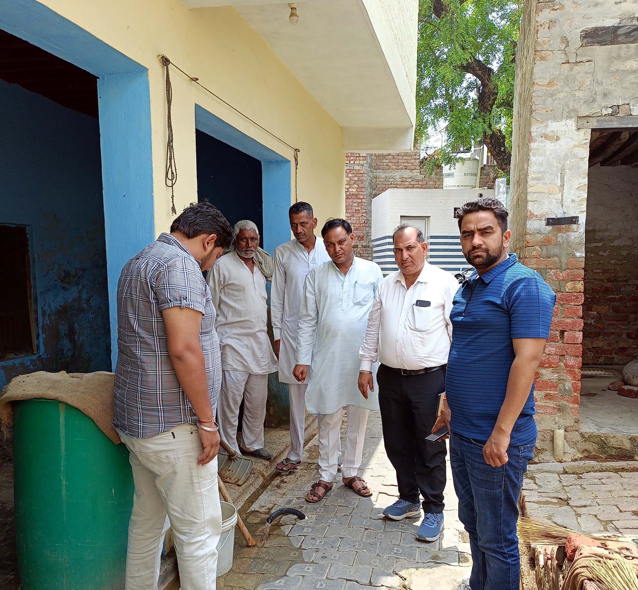पेयजल सप्लाई की जांच करते हुए रणधीर मताना। पेयजल सप्लाई की जांच करते हुए रणधीर मताना।