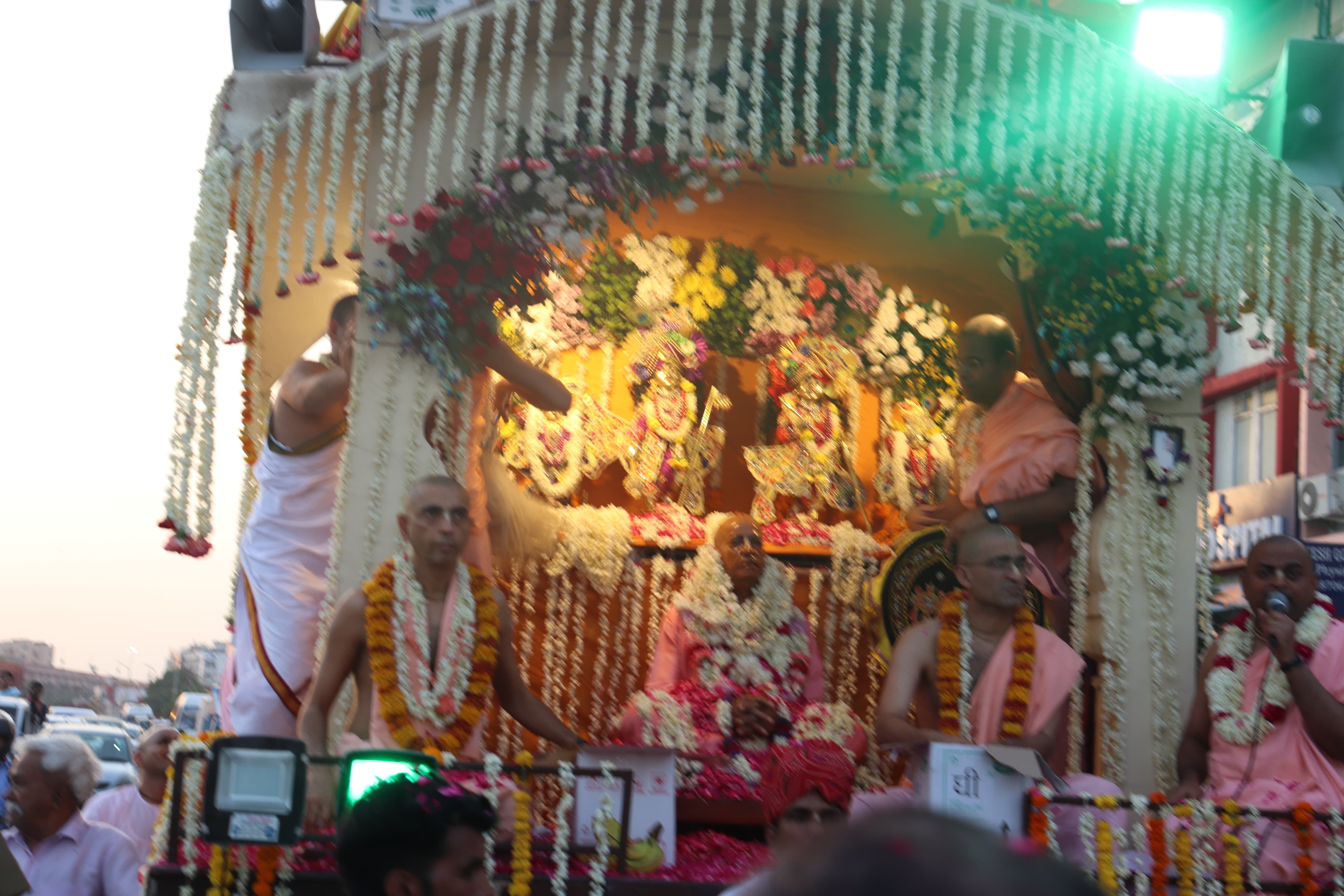 गुप्त वृंदावन धाम 13वां पाटोत्सव–दिव्य रथ पर सवार हुए श्रीकृष्ण बलराम