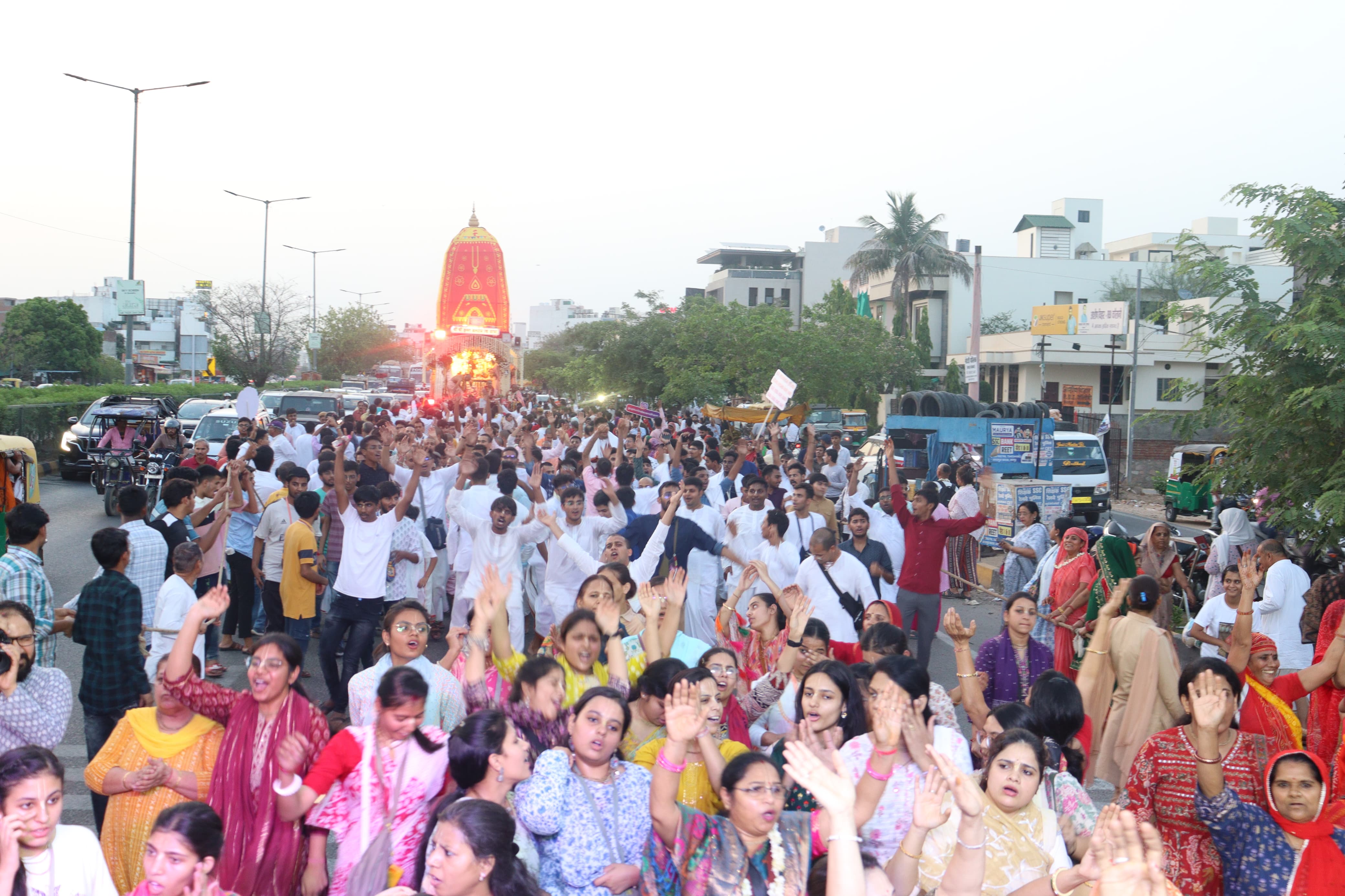 गुप्त वृंदावन धाम 13वां पाटोत्सव–दिव्य रथ पर सवार हुए श्रीकृष्ण बलराम