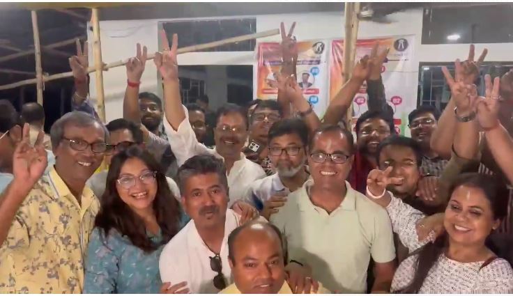 जीत के विक्ट्री का निशान दिखाते वाम-कांग्रेस गठबंधन जीत के विक्ट्री का निशान दिखाते वाम-कांग्रेस गठबंधन