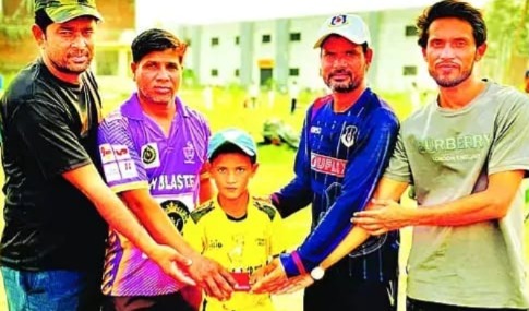 एसआर पीतलनगरी क्रिकेट प्रीमियर लीग में द चेन्नई सुपर किंग टीम के खिलाड़ी को सम्मानित करते आयोजक एसआर पीतलनगरी क्रिकेट प्रीमियर लीग में द चेन्नई सुपर किंग टीम के खिलाड़ी को सम्मानित करते आयोजक