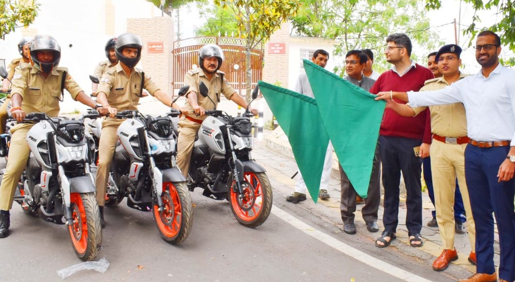 गोपेश्वर में बाइक को हरी झंडी दिखाकर रवाना करते हुए। गोपेश्वर में बाइक को हरी झंडी दिखाकर रवाना करते हुए।