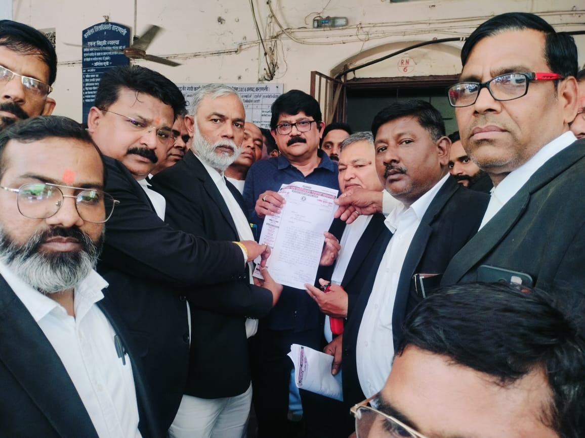 विरोध जताते अधिवक्ता विरोध जताते अधिवक्ता