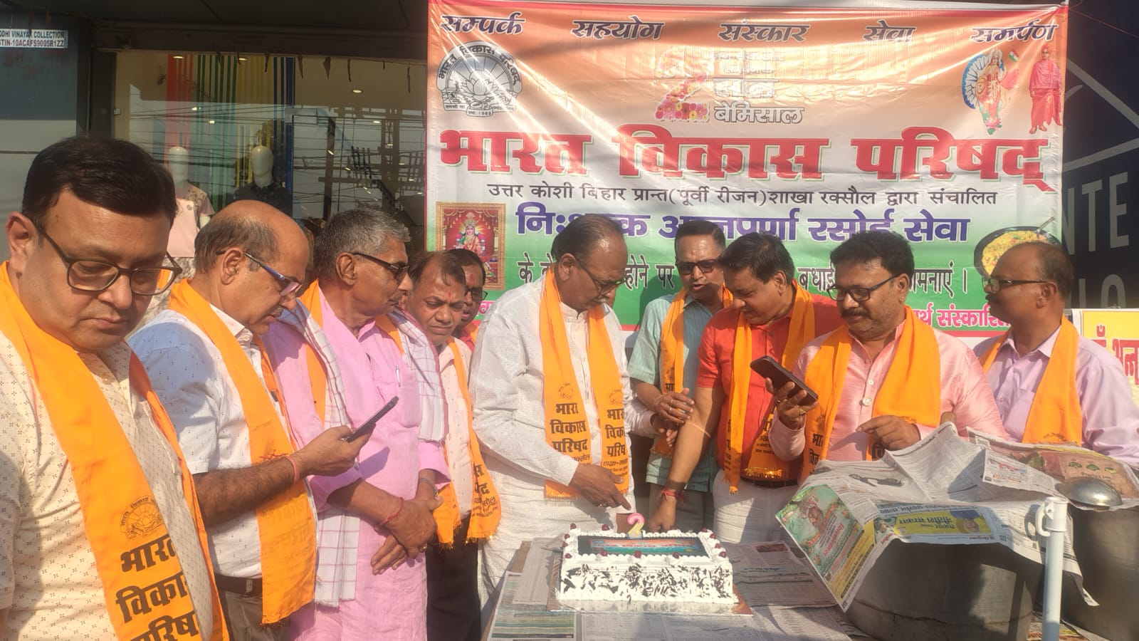 अन्नपूर्णा रसोई में भोजन वितरित करते सदस्य अन्नपूर्णा रसोई में भोजन वितरित करते सदस्य