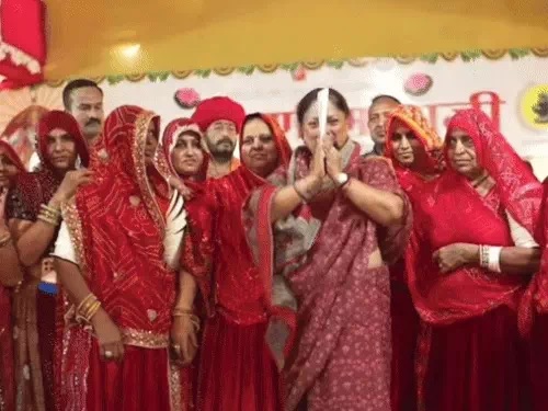 राजे ने हाथ जोड़कर लोगों का अभिनंदन किया। राजे ने हाथ जोड़कर लोगों का अभिनंदन किया।