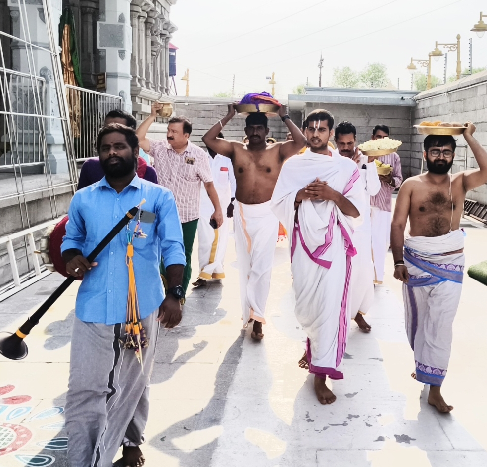 जम्मू में तिरुपति बालाजी मंदिर में विशेष अभिषेक समारोह आयोजित; भक्तों ने राष्ट्र कल्याण के लिए प्रार्थना की जम्मू में तिरुपति बालाजी मंदिर में विशेष अभिषेक समारोह आयोजित; भक्तों ने राष्ट्र कल्याण के लिए प्रार्थना की