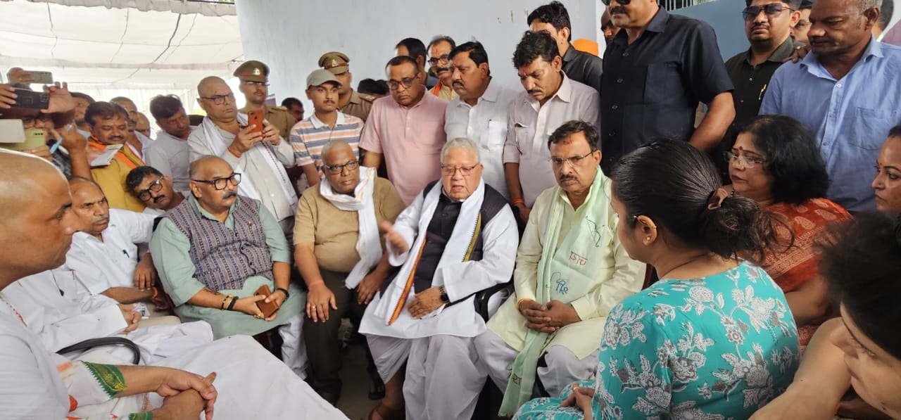 मृतक के परिजनों से बातचीत करते पूर्व राज्यपाल कलराज मिश्र मृतक के परिजनों से बातचीत करते पूर्व राज्यपाल कलराज मिश्र