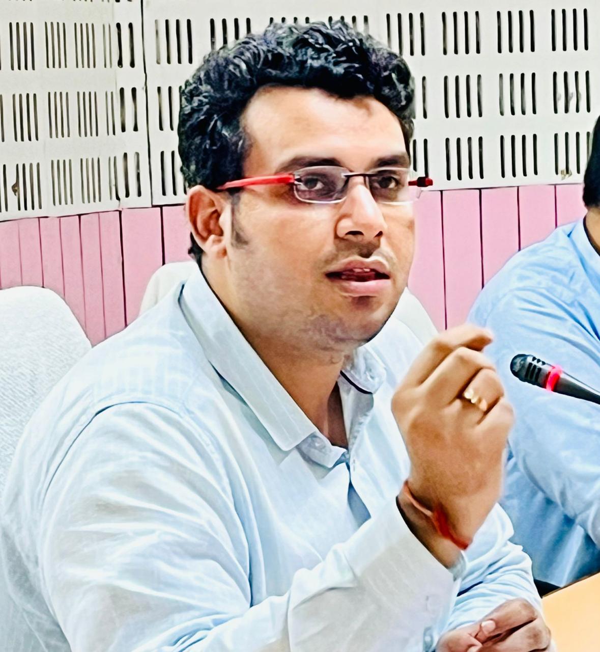 आवास योजना की जानकारी देते सीडीओ ओजस्वी राज आवास योजना की जानकारी देते सीडीओ ओजस्वी राज