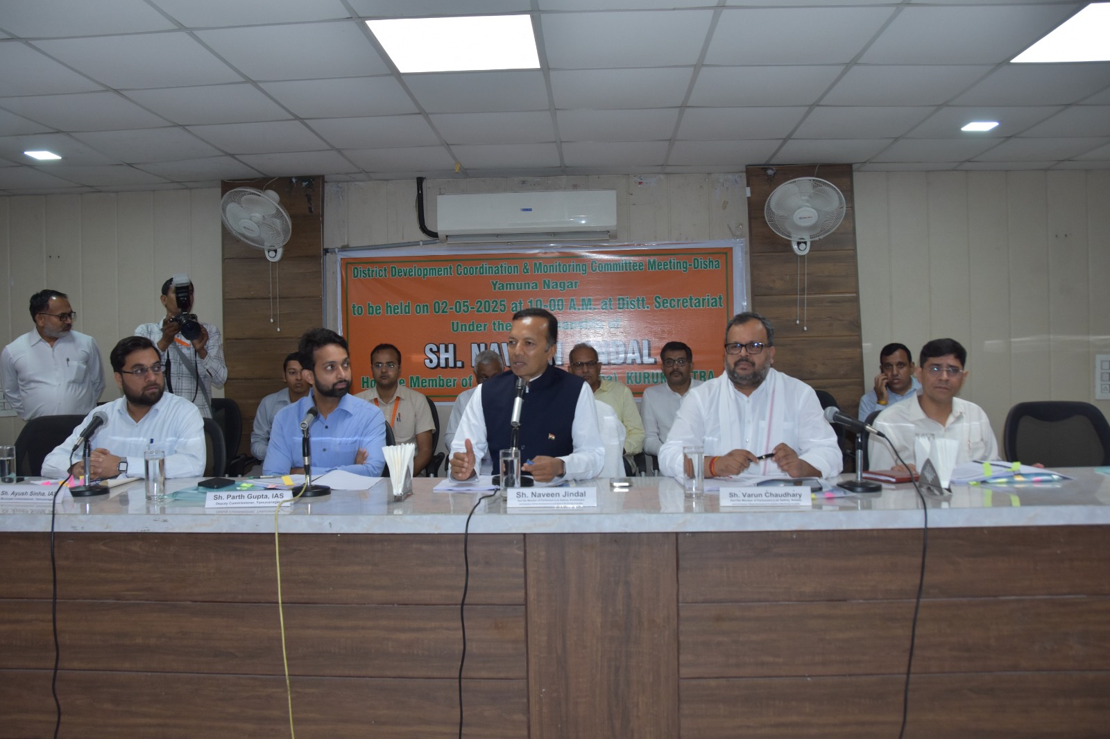 अधिकारियों से बैठक करते सांसद नवीन जिंदल और वरुण चौधरी अधिकारियों से बैठक करते सांसद नवीन जिंदल और वरुण चौधरी