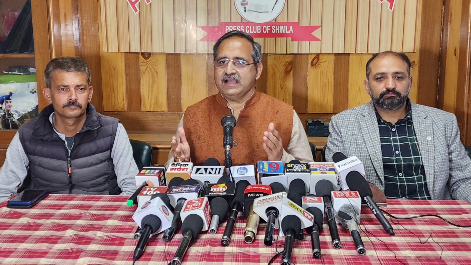 प्रदेश भाजपा प्रवक्ता रणधीर शर्मा प्रेस वार्ता करते हुए प्रदेश भाजपा प्रवक्ता रणधीर शर्मा प्रेस वार्ता करते हुए