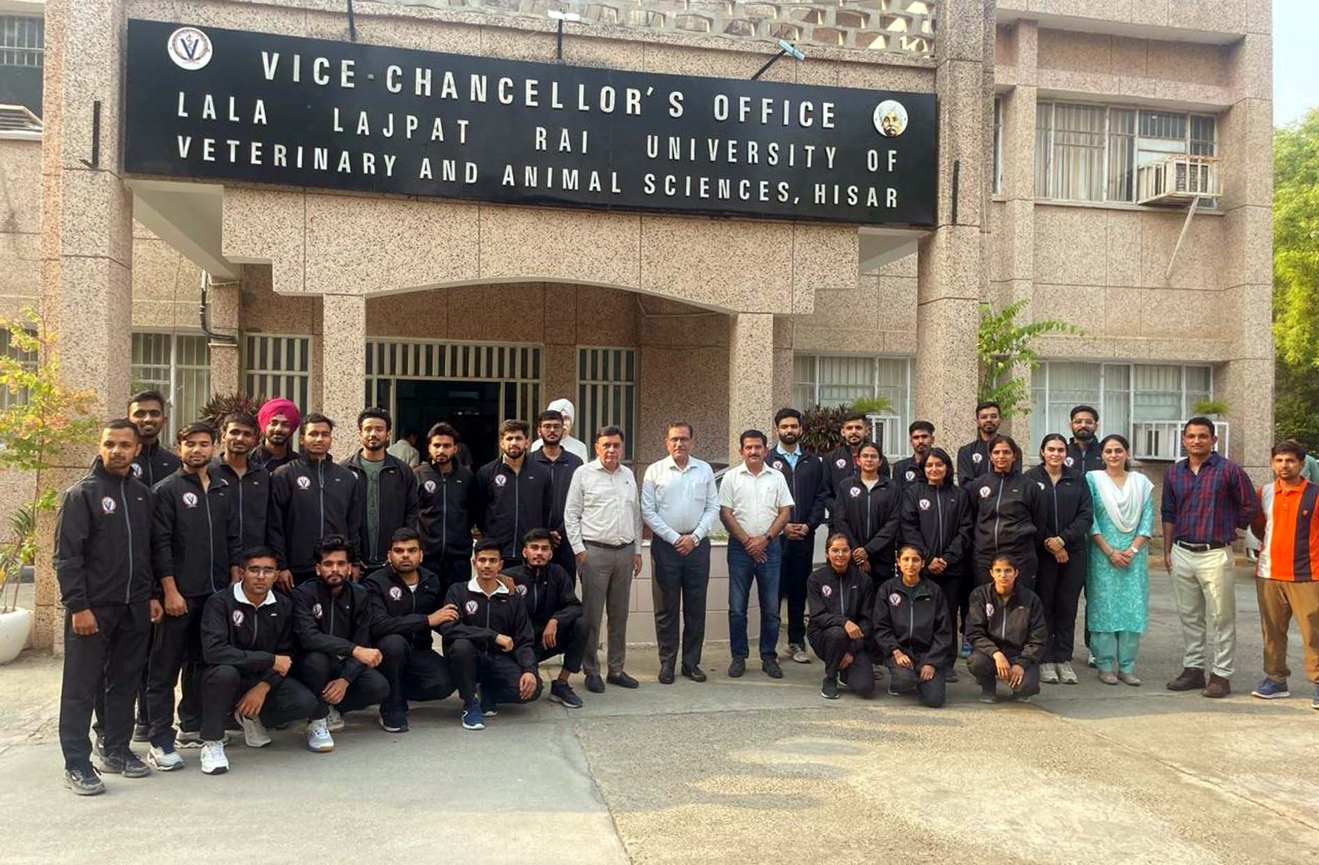 राष्ट्रीय प्रतियोगिता में भाग लेने के लिए रवाना होते से पूर्व अधिकारियों के साथ लुवास का दल। राष्ट्रीय प्रतियोगिता में भाग लेने के लिए रवाना होते से पूर्व अधिकारियों के साथ लुवास का दल।