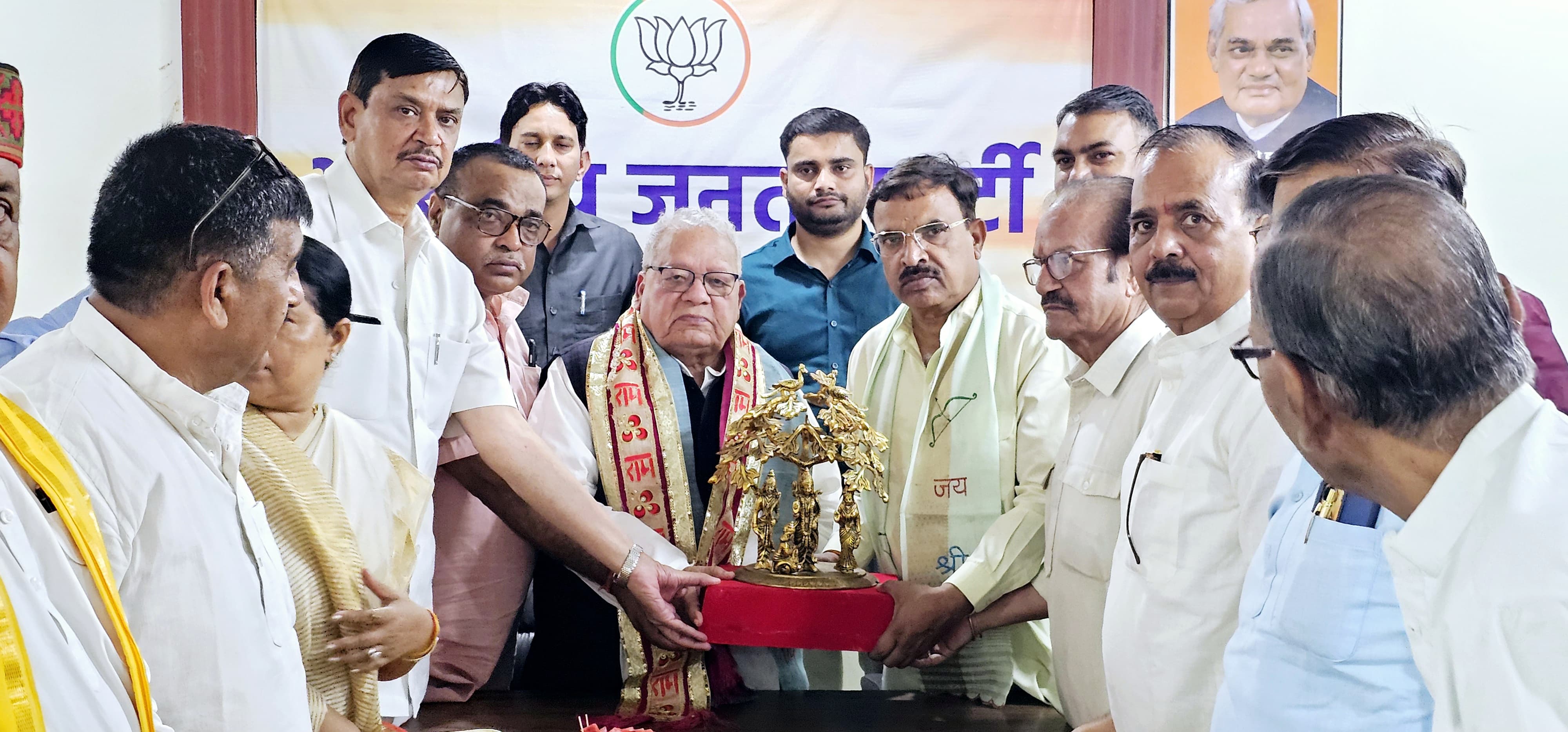 पूर्व राज्यपाल कलराज मिश्र क् स्वागत करते प्रकाश पाल और अन्य पूर्व राज्यपाल कलराज मिश्र क् स्वागत करते प्रकाश पाल और अन्य