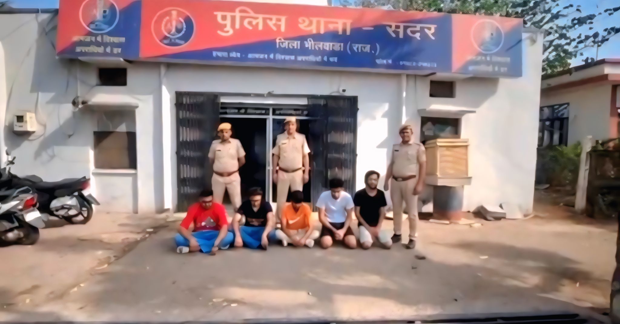भीलवाड़ा में फार्म हाउस पर रेव पार्टी, पुलिस की रेड में 14 लोग पकड़े, दो युवतियाँ दिल्ली से बुलाई गईं1 भीलवाड़ा में फार्म हाउस पर रेव पार्टी, पुलिस की रेड में 14 लोग पकड़े, दो युवतियाँ दिल्ली से बुलाई गईं1